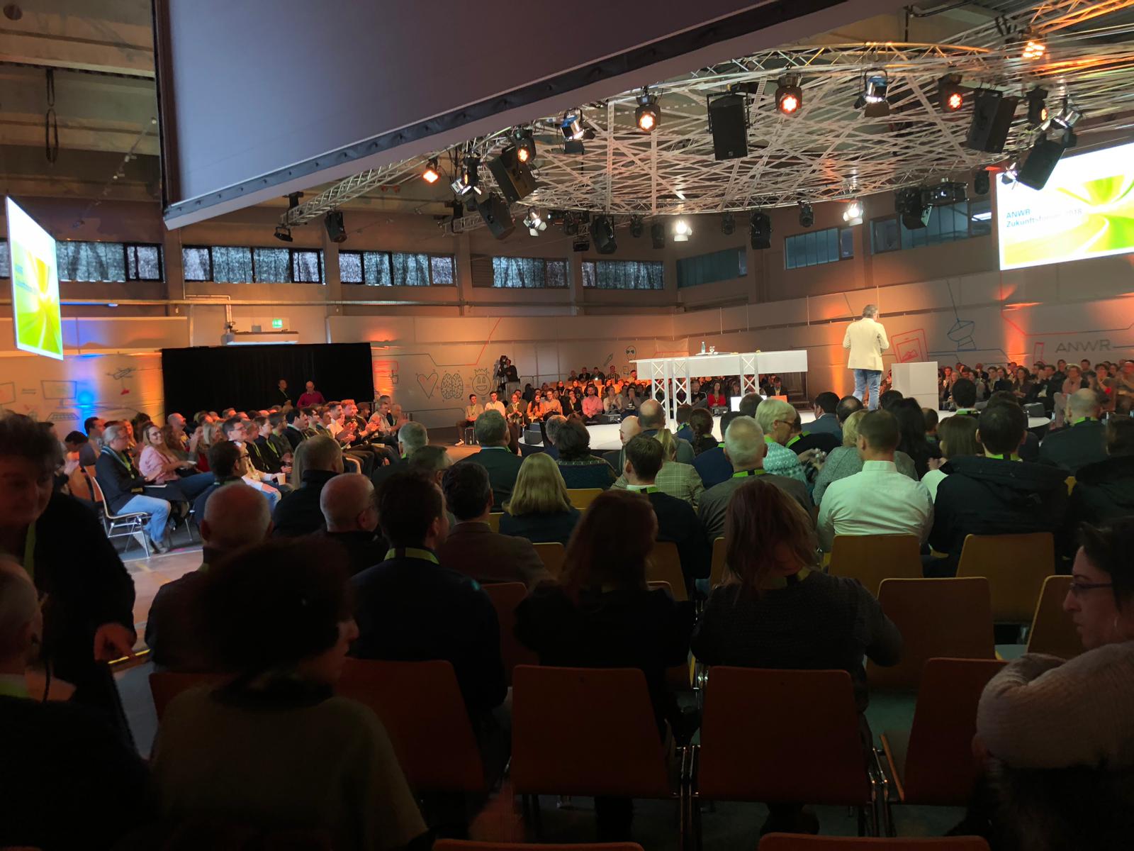 Scheinwerfer im Konferenzraum
